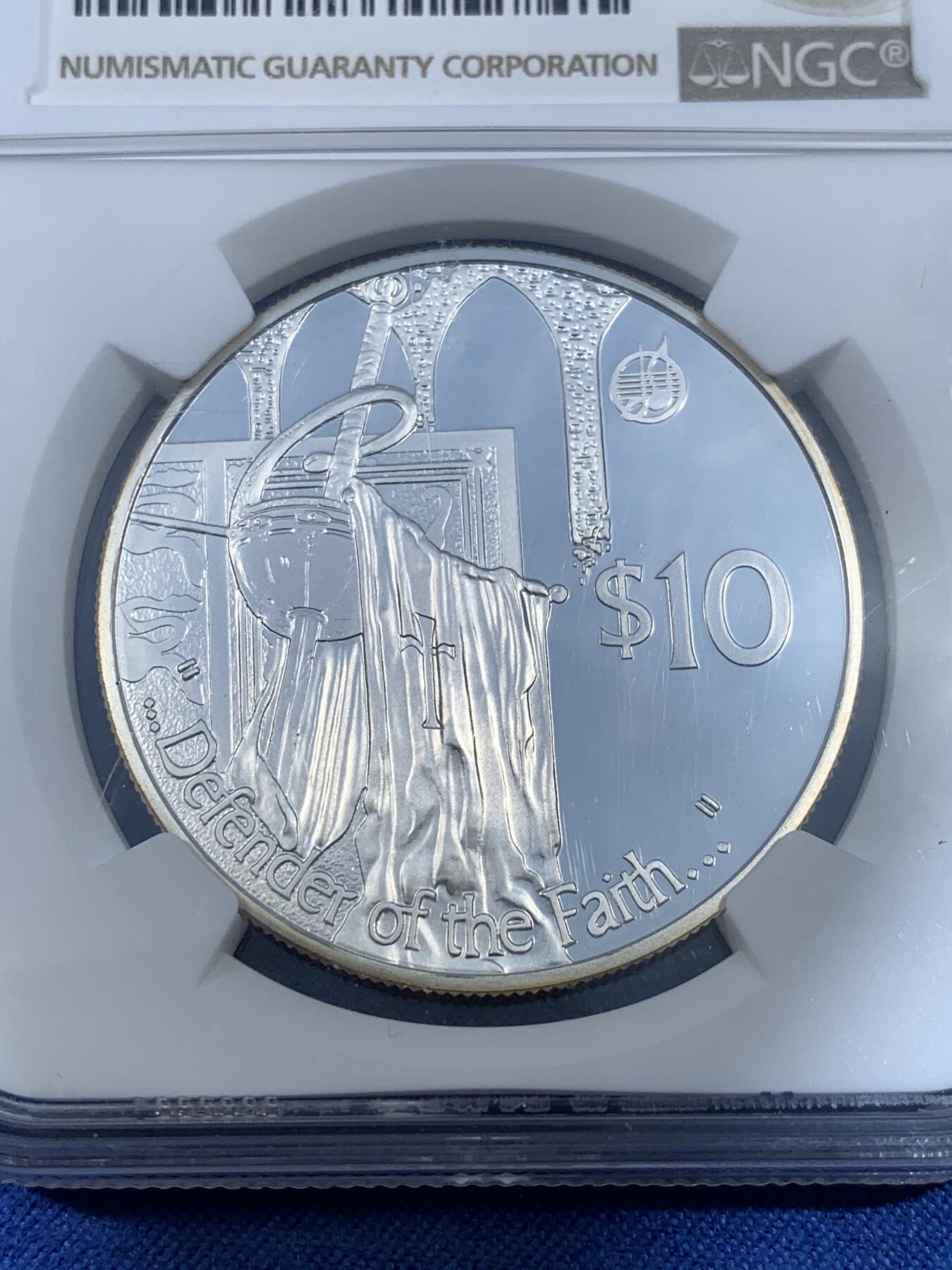 《竞宝斋》第481场 周日，周一 2场连拍 （全场包邮）20级店铺 欢迎送拍 NGC PF69UC 斐济2002年“信仰守护者”（英国君王头衔）镀金精制银币，币面恩典场景高浮雕，女王像镀金。盒子右侧边缘有损