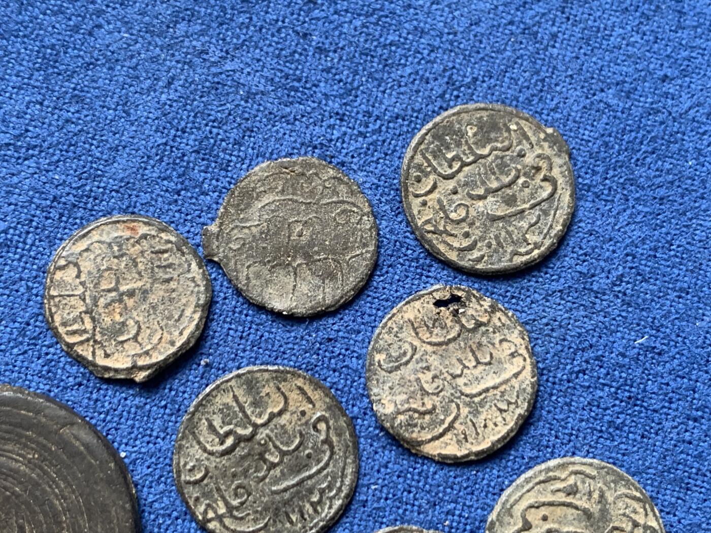 《竞宝斋》第481场 周日，周一 2场连拍 （全场包邮）20级店铺 欢迎送拍 九枚一组 爪哇岛锡币，16世纪爪哇苏丹国时期1皮蒂斯锡币8枚，难得铭文清晰原状态。1814年拿破仑战争时期英属东公司占领爪哇岛打制的1 Duit锡币1枚。正面：东公司标记VEIC缩写标记。有偏弱打但整体相对来说保存不错