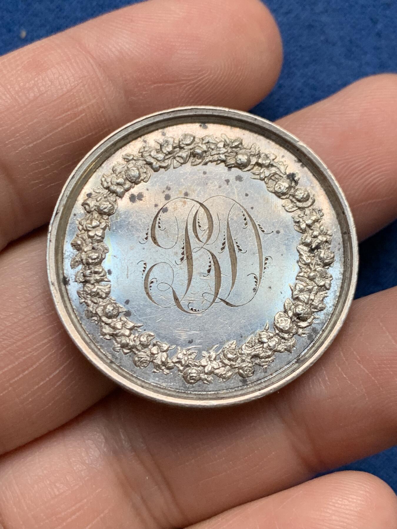 《竞宝斋》第481场 周日，周一 2场连拍 （全场包邮）20级店铺 欢迎送拍 法国1849年结婚纪念银章 33.2mm 16.75克 手指银标