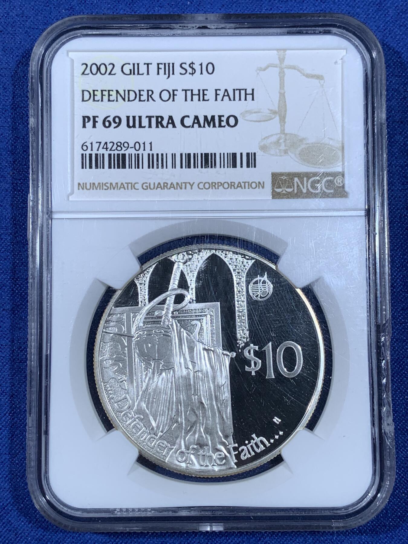 《竞宝斋》第481场 周日，周一 2场连拍 （全场包邮）20级店铺 欢迎送拍 NGC PF69UC 斐济2002年“信仰守护者”（英国君王头衔）镀金精制银币，币面恩典场景高浮雕，女王像镀金。盒子右侧边缘有损