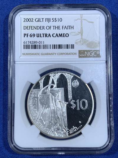 《竞宝斋》第481场 周日，周一 2场连拍 （全场包邮）20级店铺 欢迎送拍 - NGC PF69UC 斐济2002年“信仰守护者”（英国君王头衔）镀金精制银币，币面恩典场景高浮雕，女王像镀金。盒子右侧边缘有损