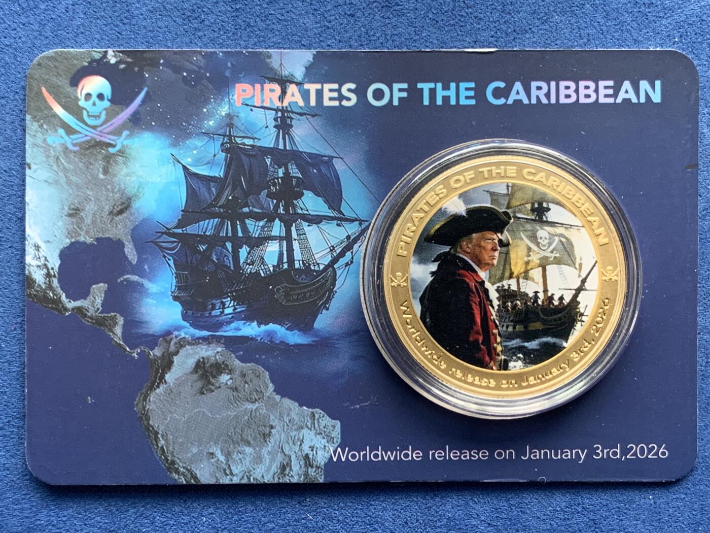 《竞宝斋》第481场 周日，周一 2场连拍 （全场包邮）20级店铺 欢迎送拍 2026年1月3日由《加勒比海盗》影迷俱乐部全球同步发行“特朗普海盗”镀金彩色合金纪念章，以戏作化的方式，对特朗普政府在拉美及加勒比地区推行的政策进行深刻批判与谴责。其发行日期，正是特朗普政府单方面对委内瑞拉实施军事行动，抓捕该国总统马杜罗的同一天，具有强烈的批判主义象征意义。纪念章将特朗普的形象与海盗船长相融合，隐喻美国政府“以强凌弱、横取豪夺”的霸权行径，是对单边主义与掠夺性外交的有力讽刺。