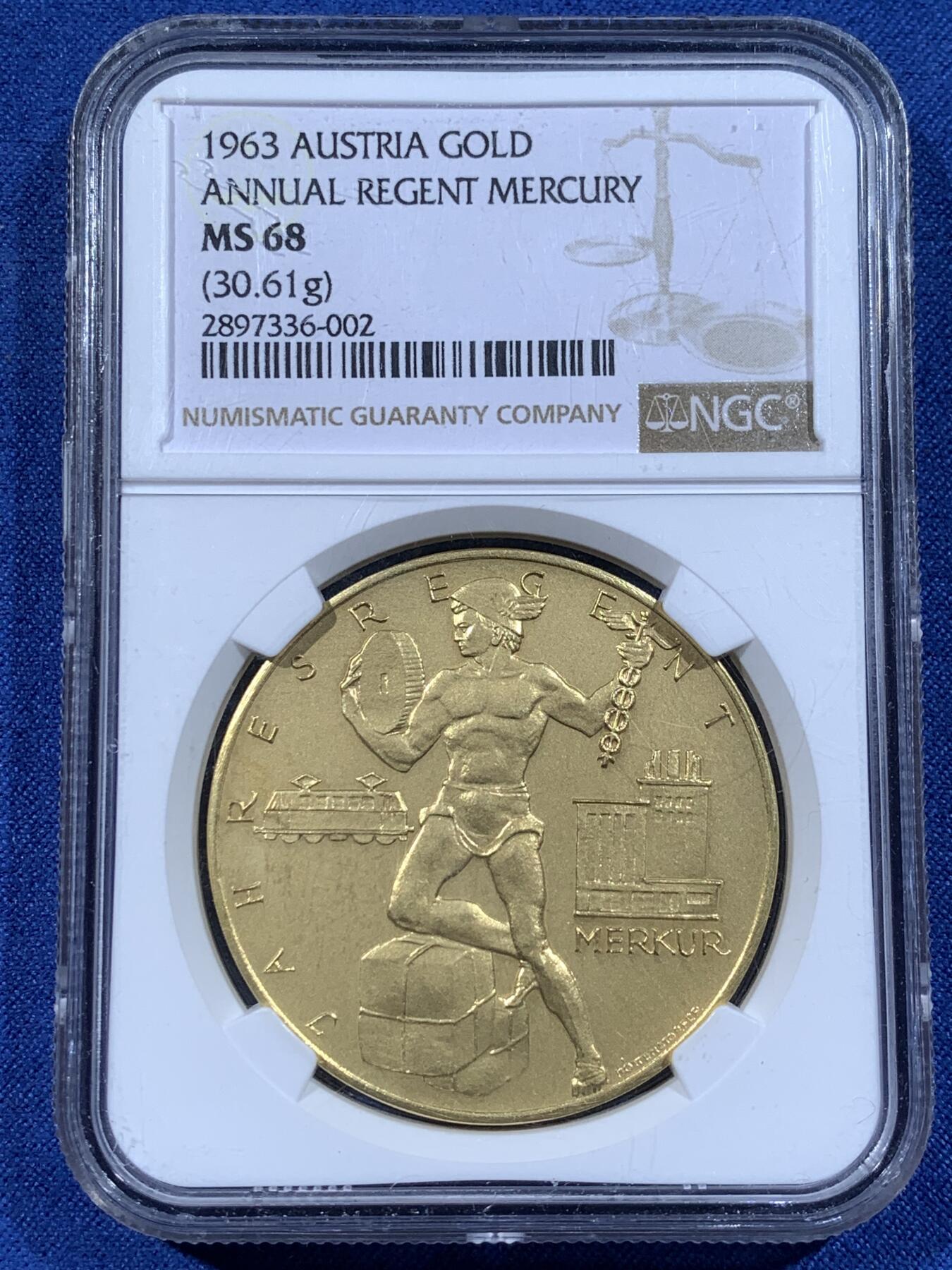 《竞宝斋》第481场 周日，周一 2场连拍 （全场包邮）20级店铺 欢迎送拍 NGC MS68 奥地利 日历金章 麦稀奇首见品种 罕见大金章 章面商业之神墨丘利与齿轮电车等工业元素完美融合 设计大气 雕刻极深 历经半个多世纪 依然保持着如新铸般的极美光泽与极致细节 不可多得的顶级藏品 30.61克 大规格 能查到的同款最近成交记录 4080美元成交 边铭图片太难拍了 具体见最后一张图 自行判定后出价