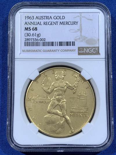 《竞宝斋》第481场 周日，周一 2场连拍 （全场包邮）20级店铺 欢迎送拍 - NGC MS68 奥地利 日历金章 麦稀奇首见品种 罕见大金章 章面商业之神墨丘利与齿轮电车等工业元素完美融合 设计大气 雕刻极深 历经半个多世纪 依然保持着如新铸般的极美光泽与极致细节 不可多得的顶级藏品 30.61克 大规格 能查到的同款最近成交记录 4080美元成交 边铭图片太难拍了 具体见最后一张图 自行判定后出价