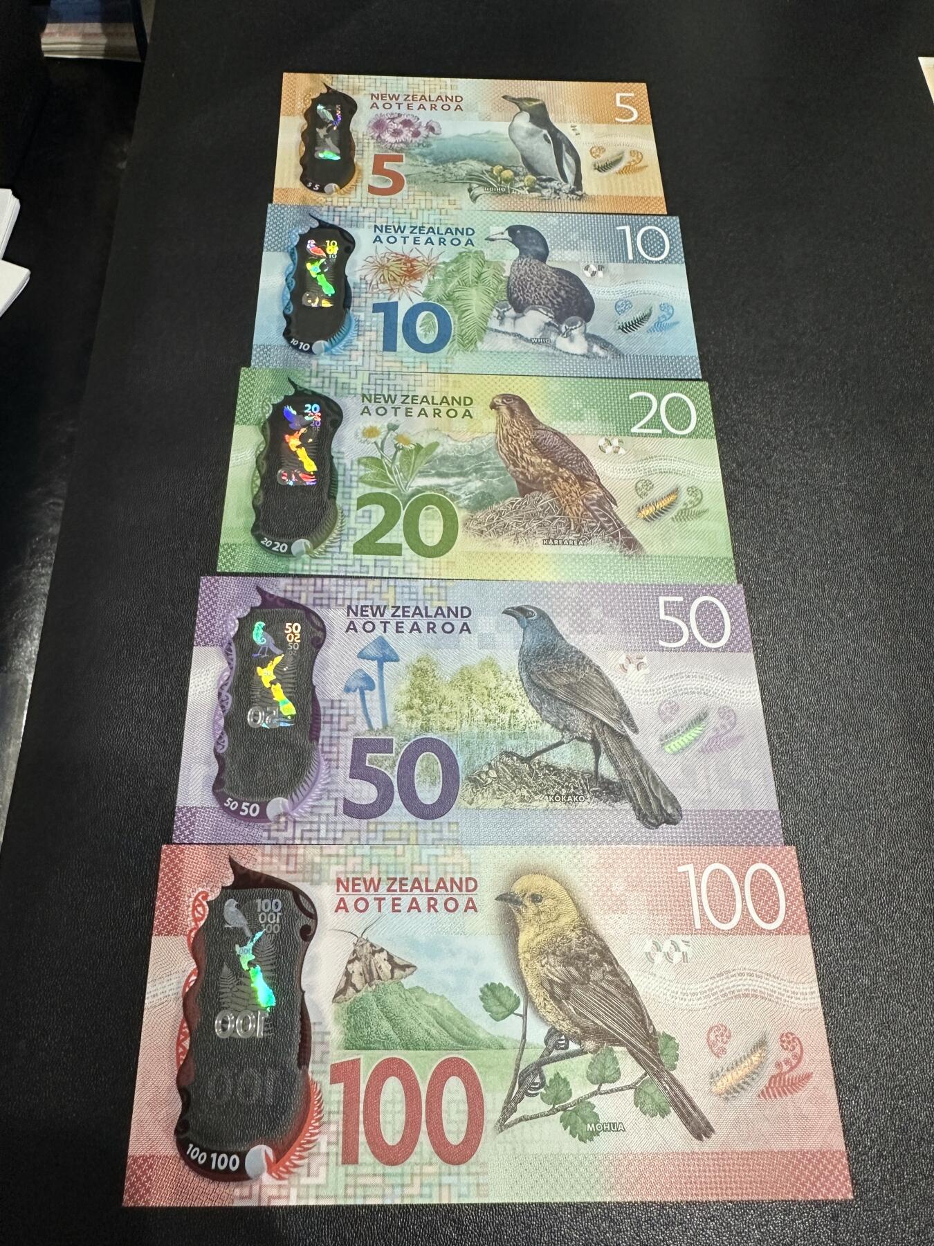 《外钞收藏家》第六百二十八期（精品百拍场）（长期征集拍品、欢迎藏友们联系合作） 新西兰明亮版5-100元 五张一起 全新到有一些轻微压印 如图