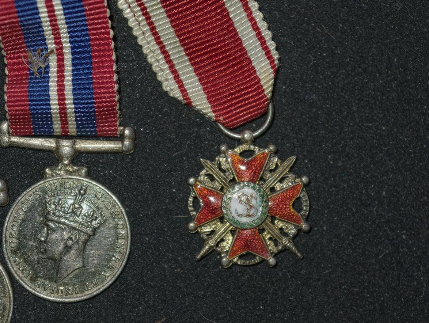 凯旋世界勋赏（第23期）（欢迎送拍）（对拍品有疑问请询问客服，不接受到手刀，出价默认拍品品相。请认真阅读拍卖规则！出价默认已认可！）（收到货请录制开箱视频，无视频概不处理问题。） 英国/沙俄 一战 军事版圣安娜勋章 mini联排 除明显两枚铜制以外其余四枚均银质 分别是 一战基础三联章，二战基础二联章，以及 沙俄带双剑军事版三级圣安娜勋章 授予 皇家炮兵上校 F·A·沃利，曾在俄罗斯北部装甲列车服役过  和其他两个mini联排的得主为家人关系