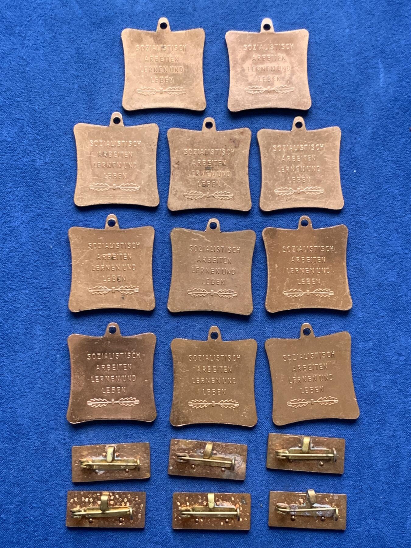 《竞宝斋》第481场 周日，周一 2场连拍 （全场包邮）20级店铺 欢迎送拍 17个一组 东德纪念章 细节见图