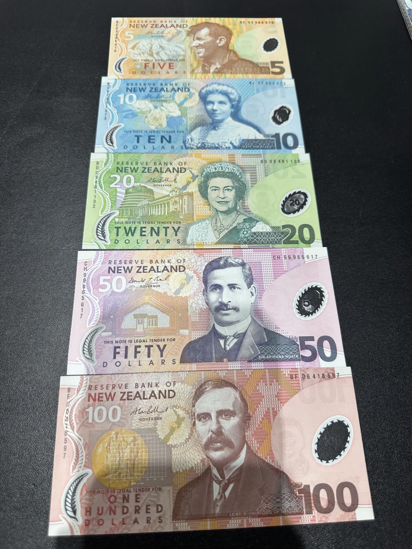 《外钞收藏家》第六百二十八期（精品百拍场）（长期征集拍品、欢迎藏友们联系合作） 新西兰塑料钞倒二版5-100元 五张一起 全新UNC