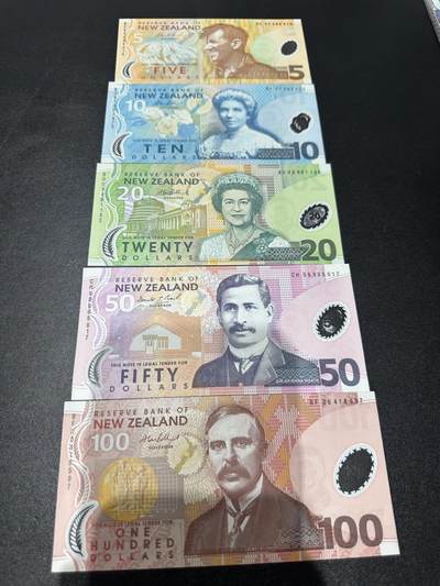 《外钞收藏家》第六百二十八期（精品百拍场）（长期征集拍品、欢迎藏友们联系合作） - 新西兰塑料钞倒二版5-100元 五张一起 全新UNC