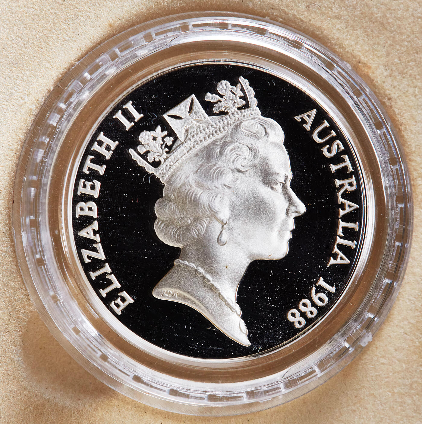 【俄甄集藏】满园春色-2026年(051)04-22星期三 晚 19:30 全场包邮 澳大利亚1988年纪念海军第一舰队成立200周年10元精制装银币，原盒，重20克，925银，发行量80099枚