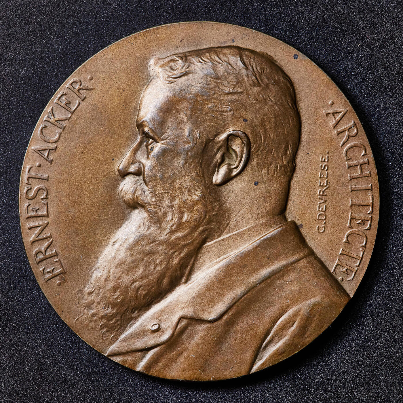 【俄甄集藏】满园春色-2026年(051)04-22星期三 晚 19:30 全场包邮 比利时1910年布鲁塞尔世博会纪念建筑师欧内斯特·阿克大铜章，巧克力包浆，著名雕刻家夏尔·德夫里斯作品，直径：65mm，重量：101.3克