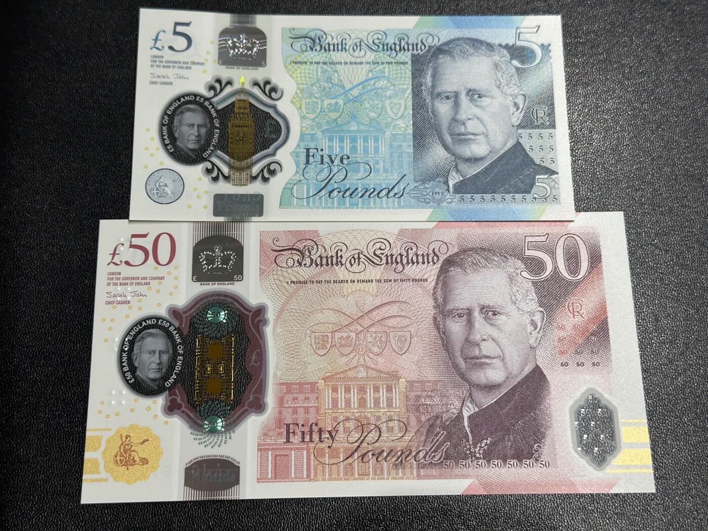 《外钞收藏家》第六百二十八期（精品百拍场）（长期征集拍品、欢迎藏友们联系合作） 英国查尔斯版塑料钞5和50镑 2张一起 全新UNC 全部是首发冠
