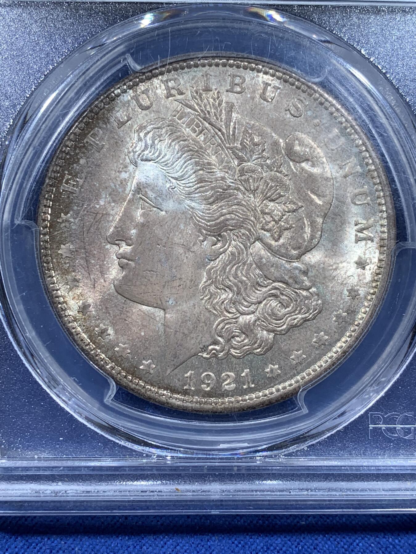 《竞宝斋》第481场 周日，周一 2场连拍 （全场包邮）20级店铺 欢迎送拍 PCGS MS63 美国摩根银币，极品转光满彩绣正脸后背满绣1921年关门年份，PCGS老盒子，人像发丝爆满，羽毛清晰。