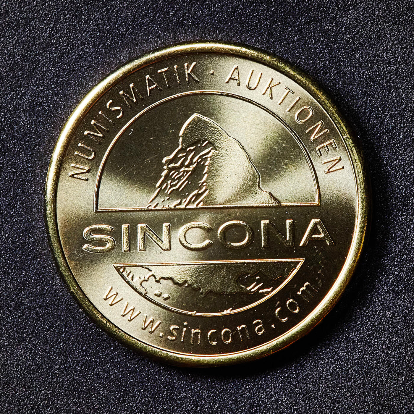 【俄甄集藏】满园春色-2026年(051)04-22星期三 晚 19:30 全场包邮 瑞士2026年著名SINCONA拍卖会员纪念章，直径：27mm