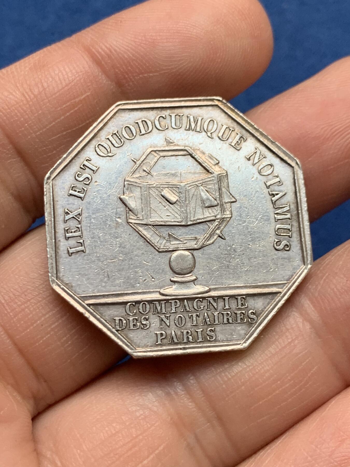 《竞宝斋》第481场 周日，周一 2场连拍 （全场包邮）20级店铺 欢迎送拍 法国菲利普一世巴黎公证处八角银质代币，油灯边铭，重约19.1克，直径32.5mm