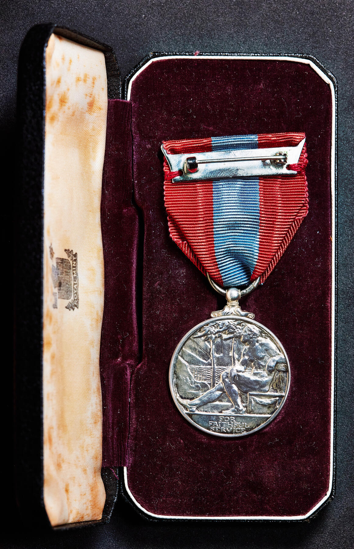 【俄甄集藏】满园春色-2026年(051)04-22星期三 晚 19:30 全场包邮 英国帝国忠诚服务奖章，925银质，原盒，授予威廉姆斯·约翰·桑德斯，直径：33mm，含绶带重量：31.1克，授予为国家服务25年以上的退休公务员