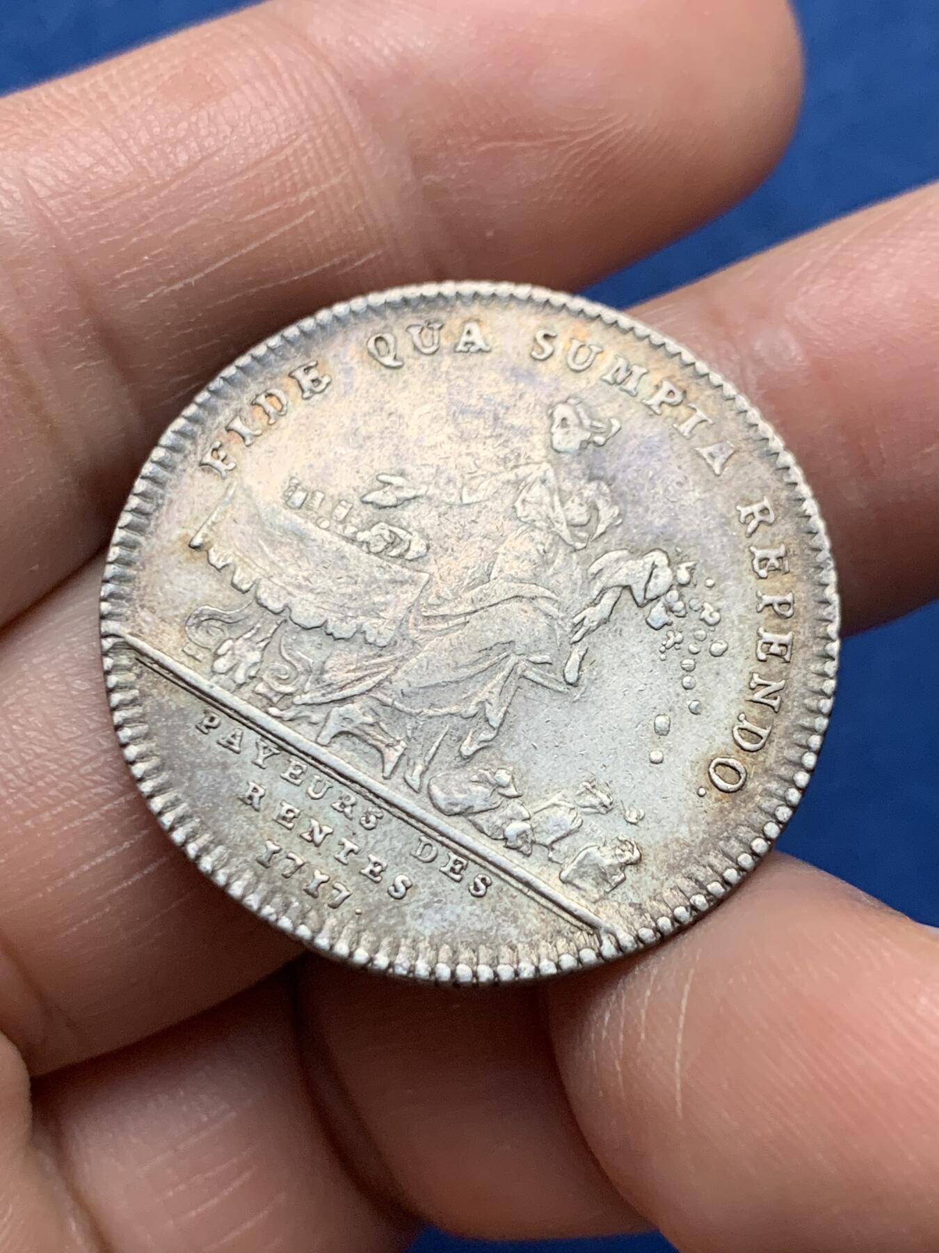 《竞宝斋》第481场 周日，周一 2场连拍 （全场包邮）20级店铺 欢迎送拍 法国1717政府年金支付银质代币 路易十五头像 9克 30.7mm