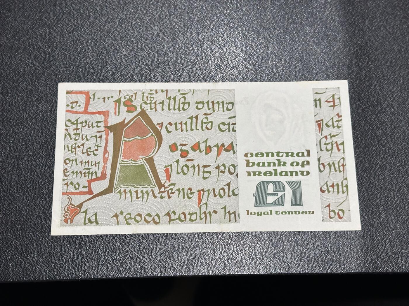 《外钞收藏家》第六百二十八期（精品百拍场）（长期征集拍品、欢迎藏友们联系合作） 1977年爱尔兰1镑 非全新 补号