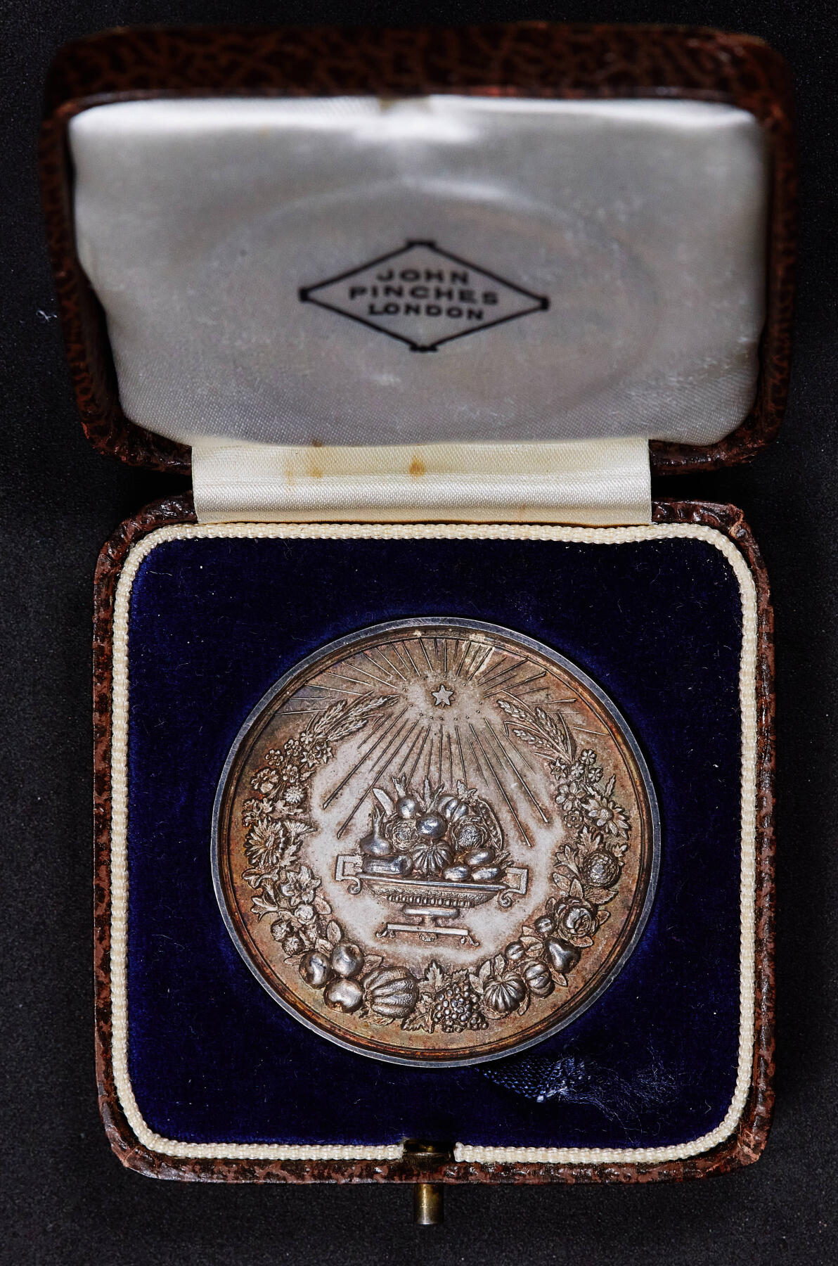 【俄甄集藏】满园春色-2026年(051)04-22星期三 晚 19:30 全场包邮 英国1894年纪念斯梅西克园艺协会大银章，原盒，高浮雕，黄油环彩老包浆，类精制底板，授予S·坎贝尔，直径：44mm，重量：32.6克·