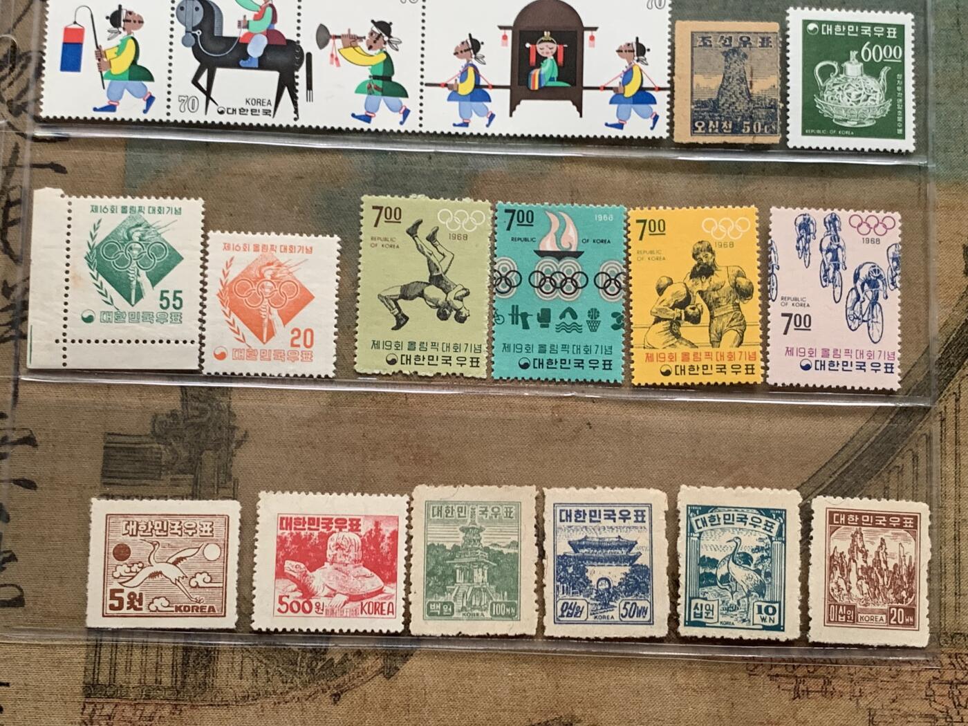 《竞宝斋》第481场 周日，周一 2场连拍 （全场包邮）20级店铺 欢迎送拍 韩国50-70年代邮票型张共28枚，含李承晚就职和1971年鼠年小全张新无贴一套等名票，鼠年小型张新票无背贴一套就不便宜了，还有不少早期稀见老票