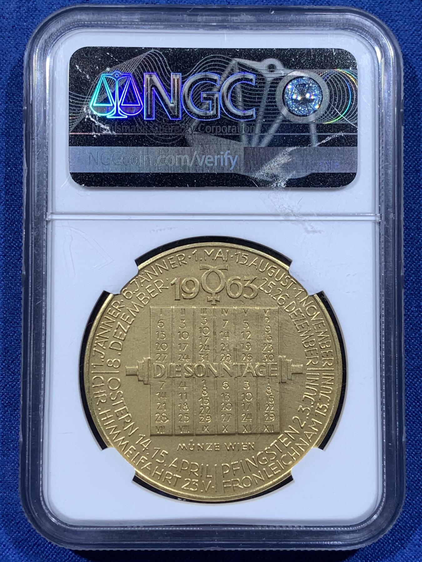 《竞宝斋》第481场 周日，周一 2场连拍 （全场包邮）20级店铺 欢迎送拍 NGC MS68 奥地利 日历金章 麦稀奇首见品种 罕见大金章 章面商业之神墨丘利与齿轮电车等工业元素完美融合 设计大气 雕刻极深 历经半个多世纪 依然保持着如新铸般的极美光泽与极致细节 不可多得的顶级藏品 30.61克 大规格 能查到的同款最近成交记录 4080美元成交 边铭图片太难拍了 具体见最后一张图 自行判定后出价