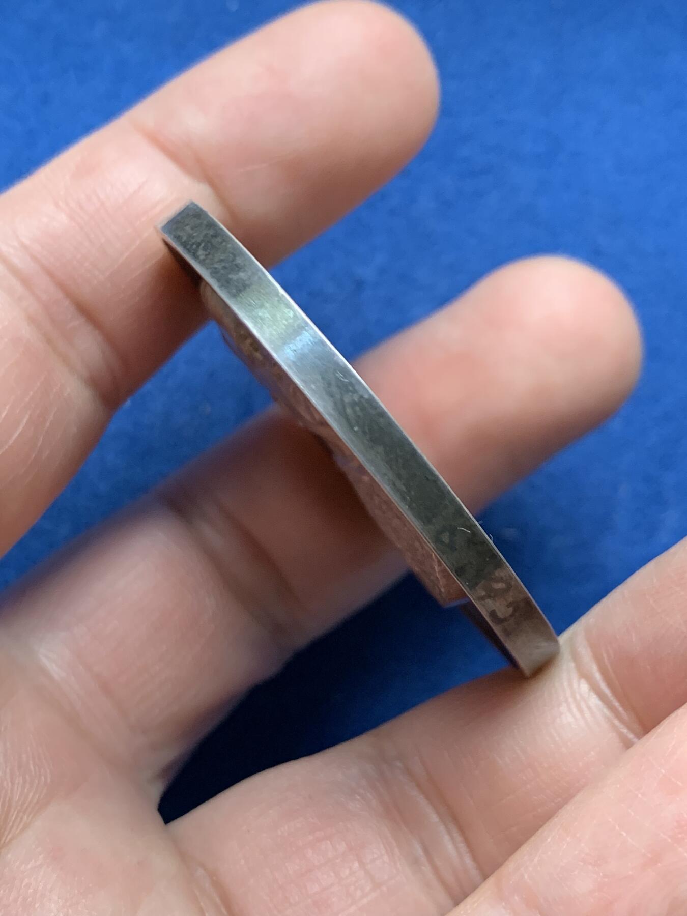 《竞宝斋》第481场 周日，周一 2场连拍 （全场包邮）20级店铺 欢迎送拍 1930年梵蒂冈庇护十一世城市景观银章，43.8mm，39.15g，双面高浮雕深峻，五彩包浆也漂亮，可惜有道划。