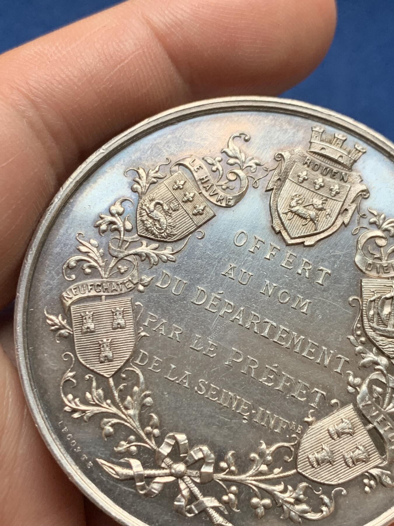 《竞宝斋》第481场 周日，周一 2场连拍 （全场包邮）20级店铺 欢迎送拍 1890年法国高等学院大银章 66.45克 直径50.5MM