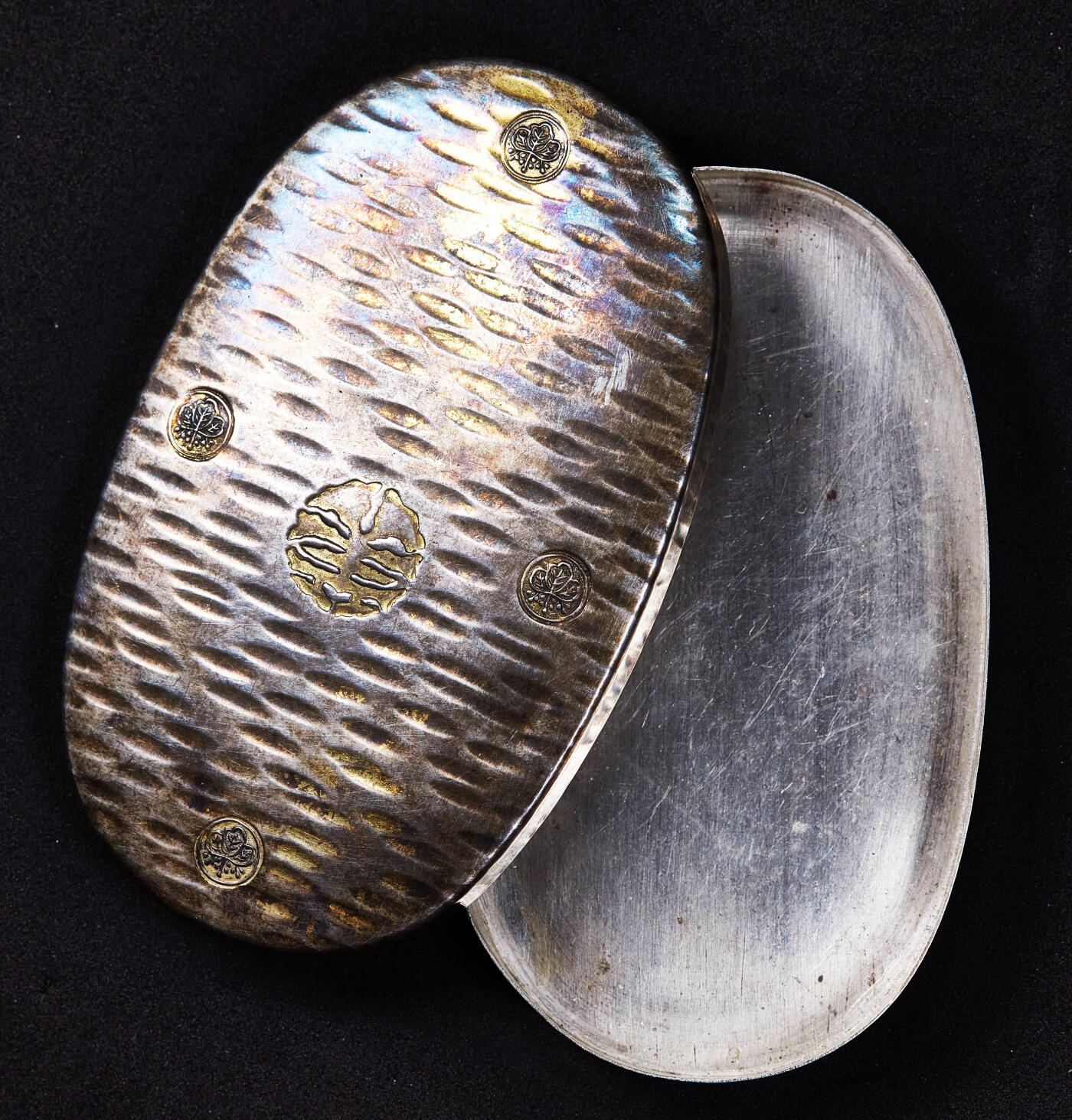 【俄甄集藏】满园春色-2026年(051)04-22星期三 晚 19:30 全场包邮 日本1957年东京美术俱乐部创立50周年大判型银盒，原盒，999银，纯手工，制作精美，长：85mm，宽50mm，厚：10mm，重量：43.6克