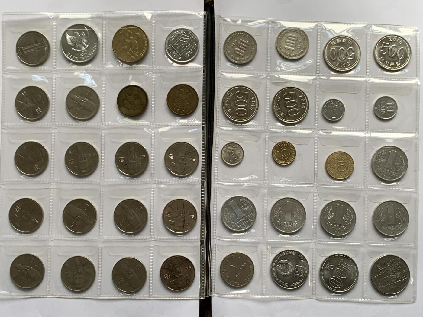 《竞宝斋》第481场 周日，周一 2场连拍 （全场包邮）20级店铺 欢迎送拍 钱币收藏册一本 内含多国钱币 数量细节见图 带册邮寄 正反面都有拍摄 注意数量