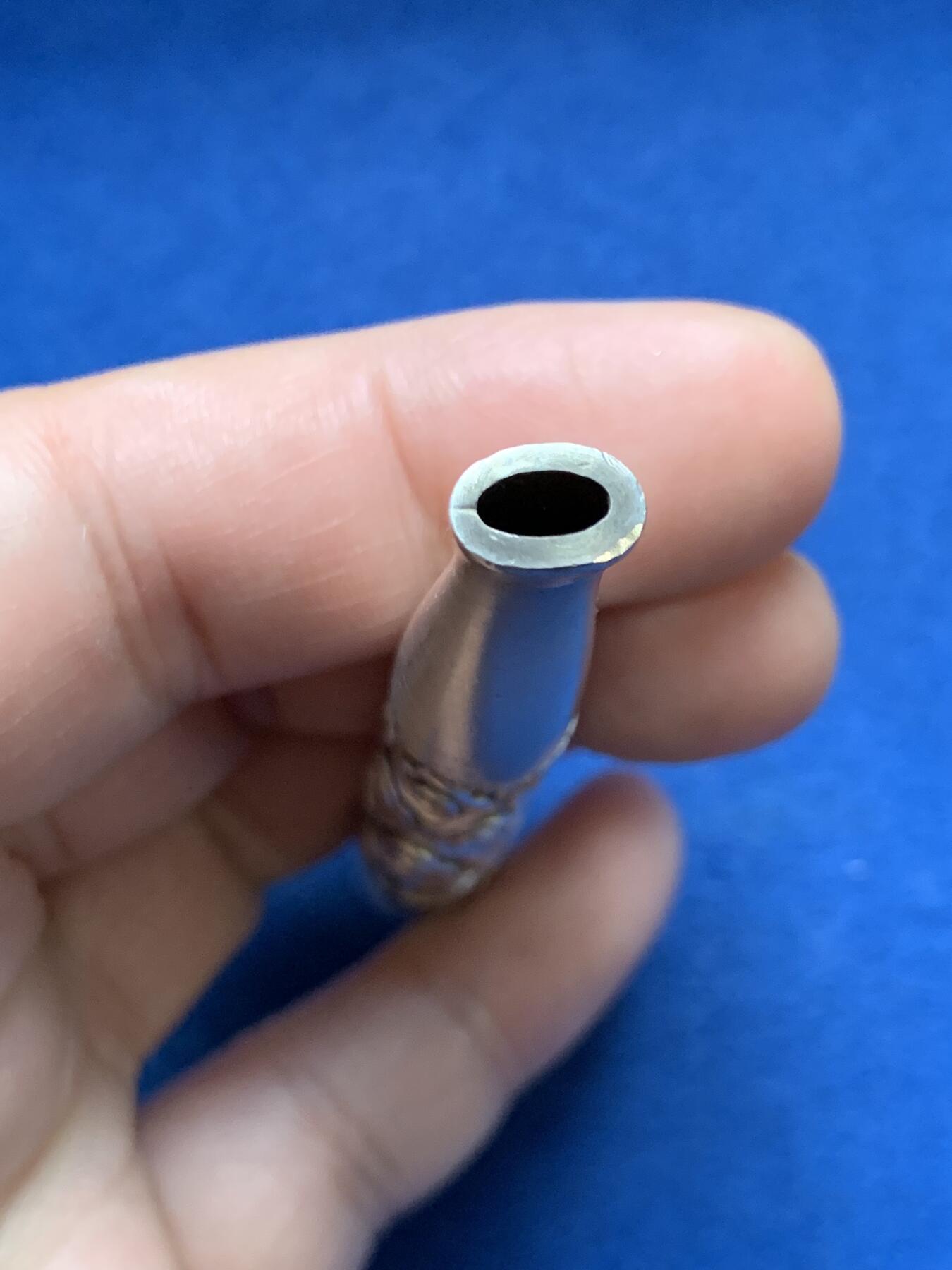 《竞宝斋》第481场 周日，周一 2场连拍 （全场包邮）20级店铺 欢迎送拍 纯银百岁坊如意纹烟嘴，长约：79.6mm，重约：24.2克；云南百岁坊制作，银标“足银”S999。使用品。