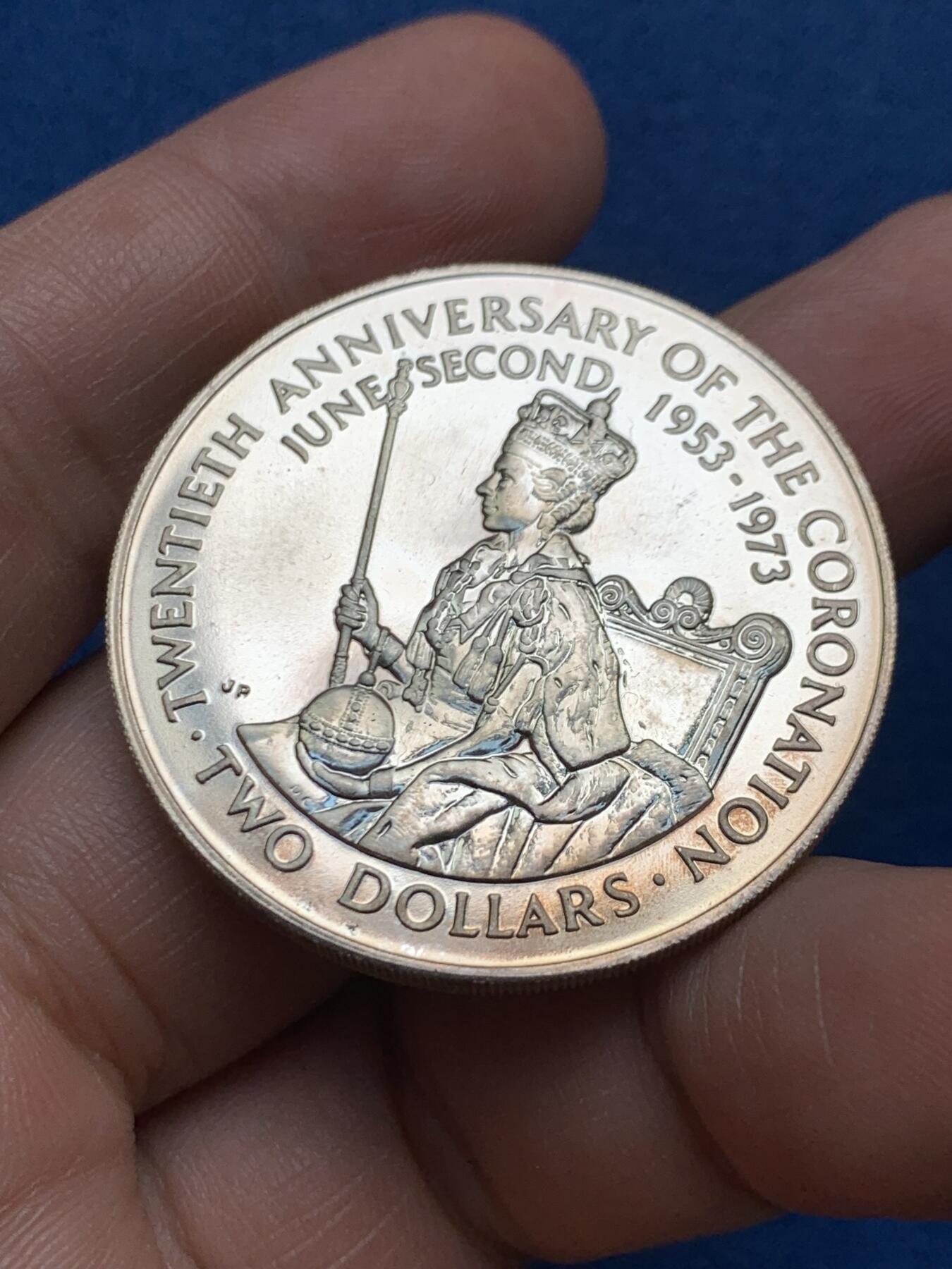 《竞宝斋》第481场 周日，周一 2场连拍 （全场包邮）20级店铺 欢迎送拍 库克群岛1973年伊丽莎白二世女王加冕20周年2元精制银币