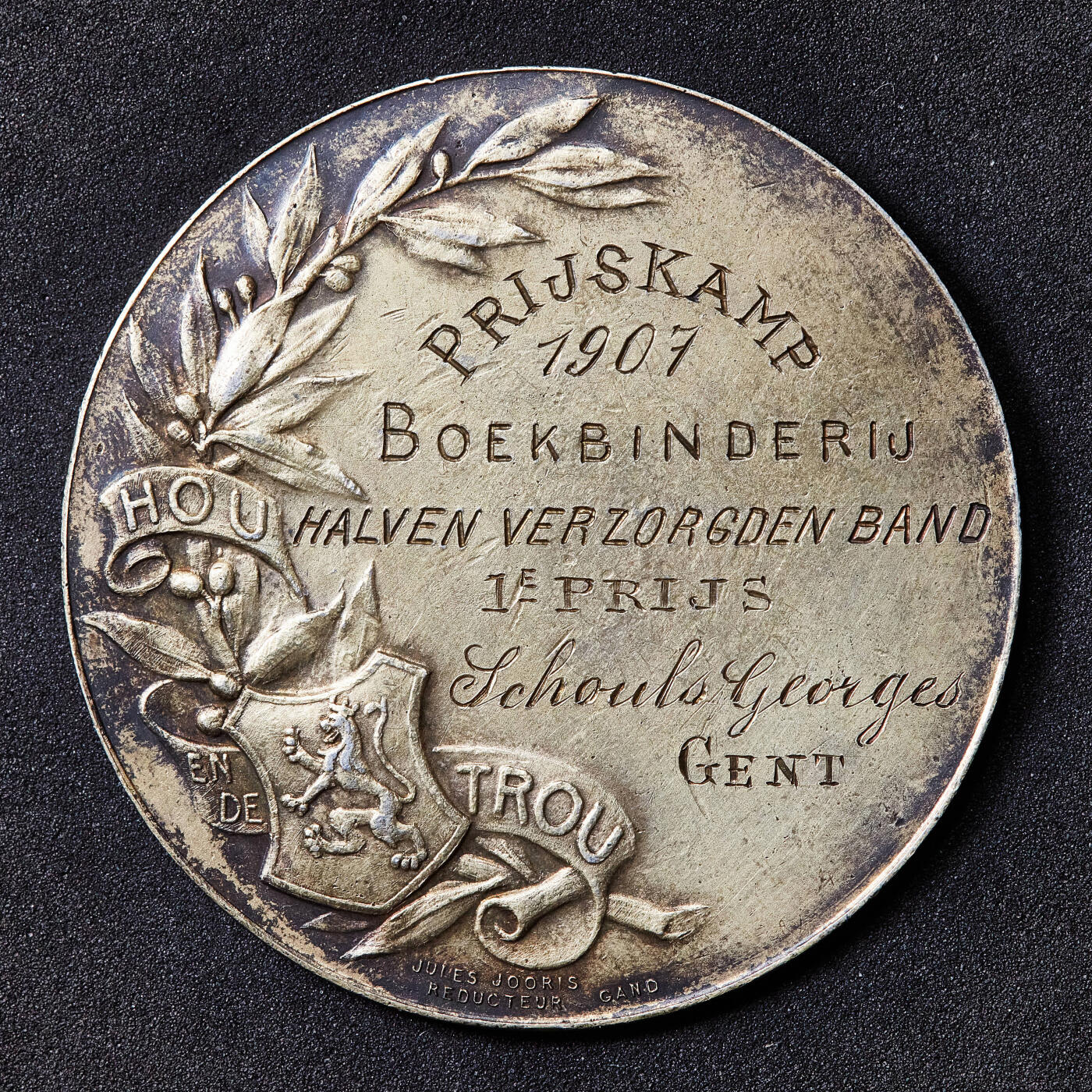 【俄甄集藏】满园春色-2026年(051)04-22星期三 晚 19:30 全场包邮 比利时1907年根特皇家工业与科学促进协会颁发书籍装订竞赛镀金大银章，直径：50mm，重量：39克