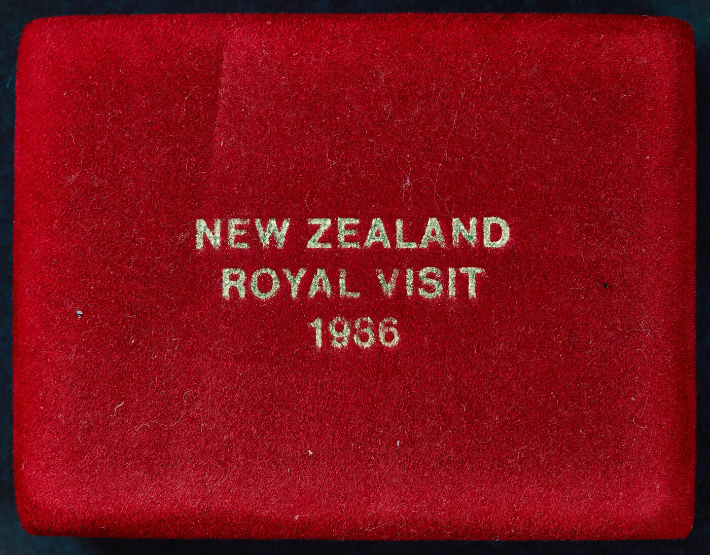 【俄甄集藏】满园春色-2026年(051)04-22星期三 晚 19:30 全场包邮 新西兰1986年纪念皇室访问1元精制大银币，原盒证，重27.216克，925银，发行量12500枚