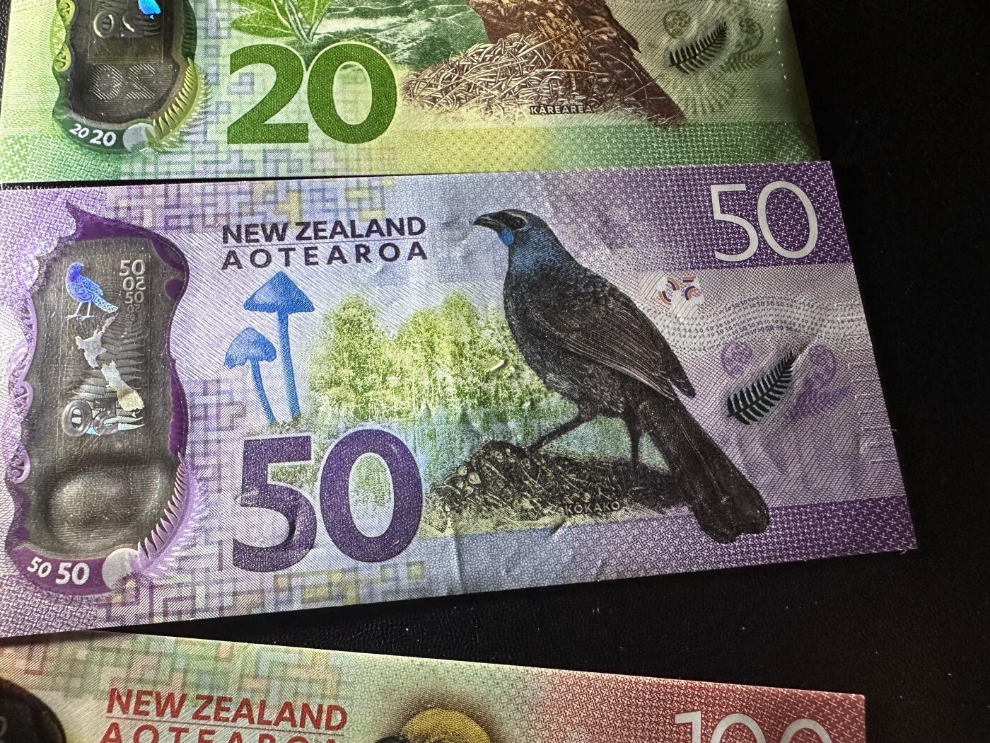 《外钞收藏家》第六百二十八期（精品百拍场）（长期征集拍品、欢迎藏友们联系合作） 新西兰明亮版5-100元 五张一起 全新到有一些轻微压印 如图