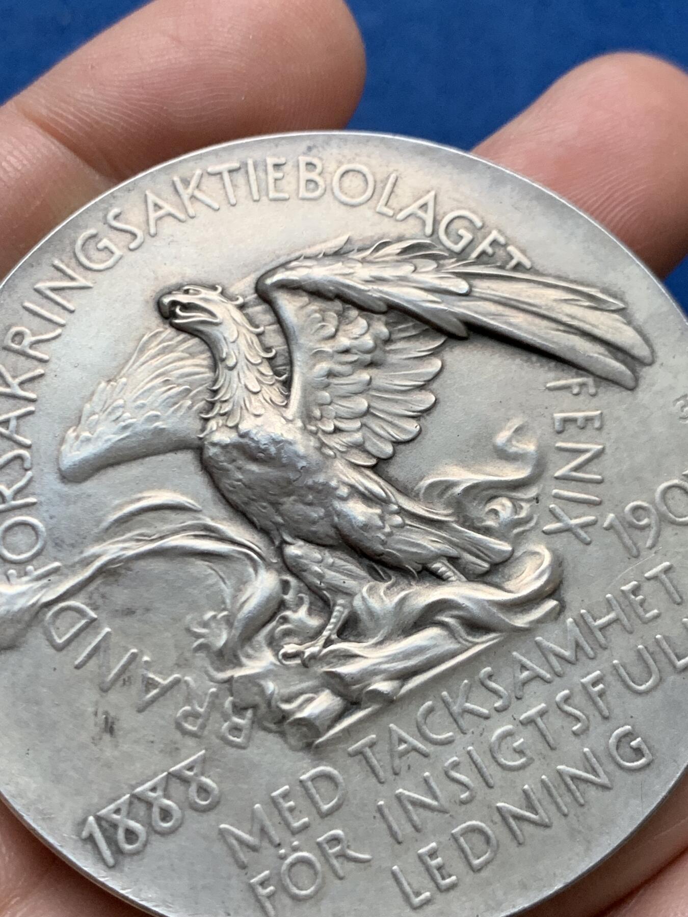 《竞宝斋》第481场 周日，周一 2场连拍 （全场包邮）20级店铺 欢迎送拍 1908年瑞典火灾保险公司董事桑姆森就职20周年大银章，经典霸气火凤凰图案，瑞典银章中名誉品。桑姆森大师林德伯格Lindberge1908年作品，直径56mm，重量100.1克，设计精美，分量够足，越来越少见的精品银章。