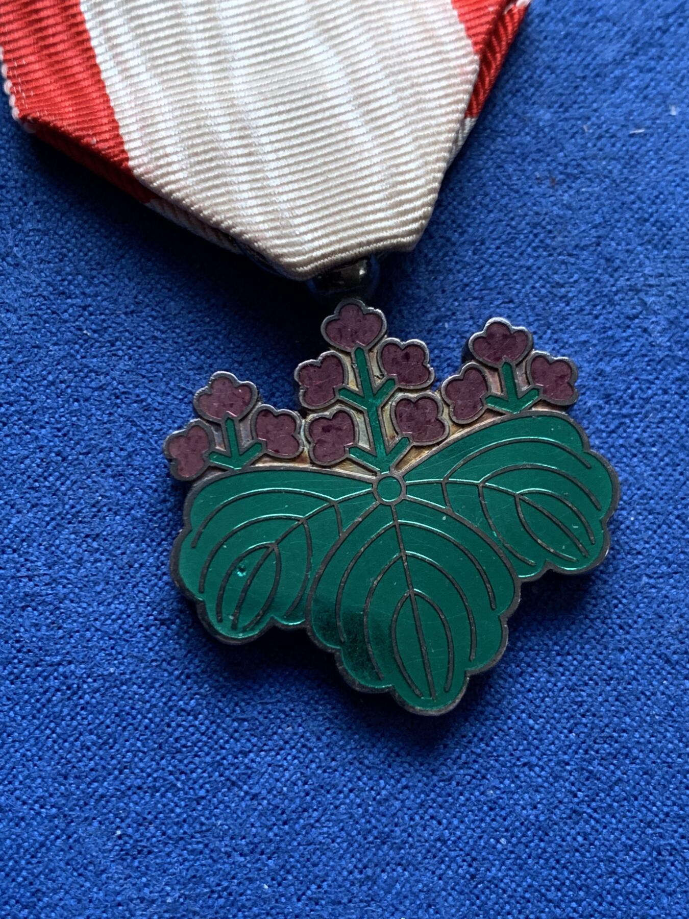 《竞宝斋》第481场 周日，周一 2场连拍 （全场包邮）20级店铺 欢迎送拍 日本勋七等桐叶章 总重21.6克