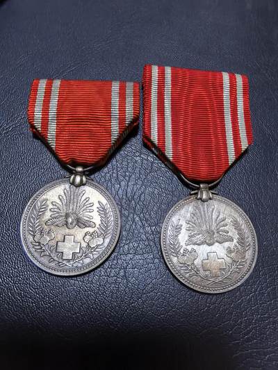 长老汇马年精选第十九场拍卖 日本1888年赤十字社特别社员章两枚 约10克含银量80-90% 带盒