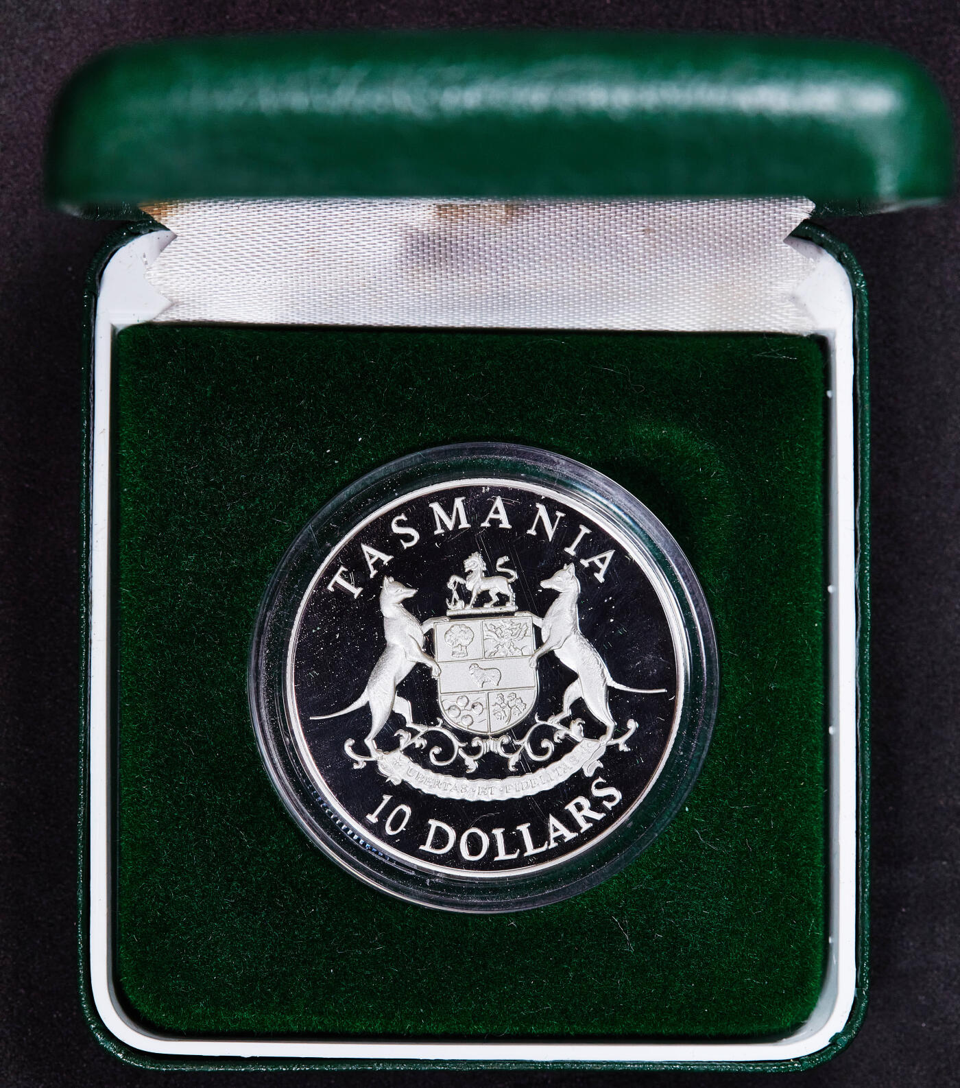 【俄甄集藏】满园春色-2026年(051)04-22星期三 晚 19:30 全场包邮 澳大利亚1991年行政区系列-塔斯马尼亚州10元精制银币，原盒证，重20克，925银，发行量27664枚