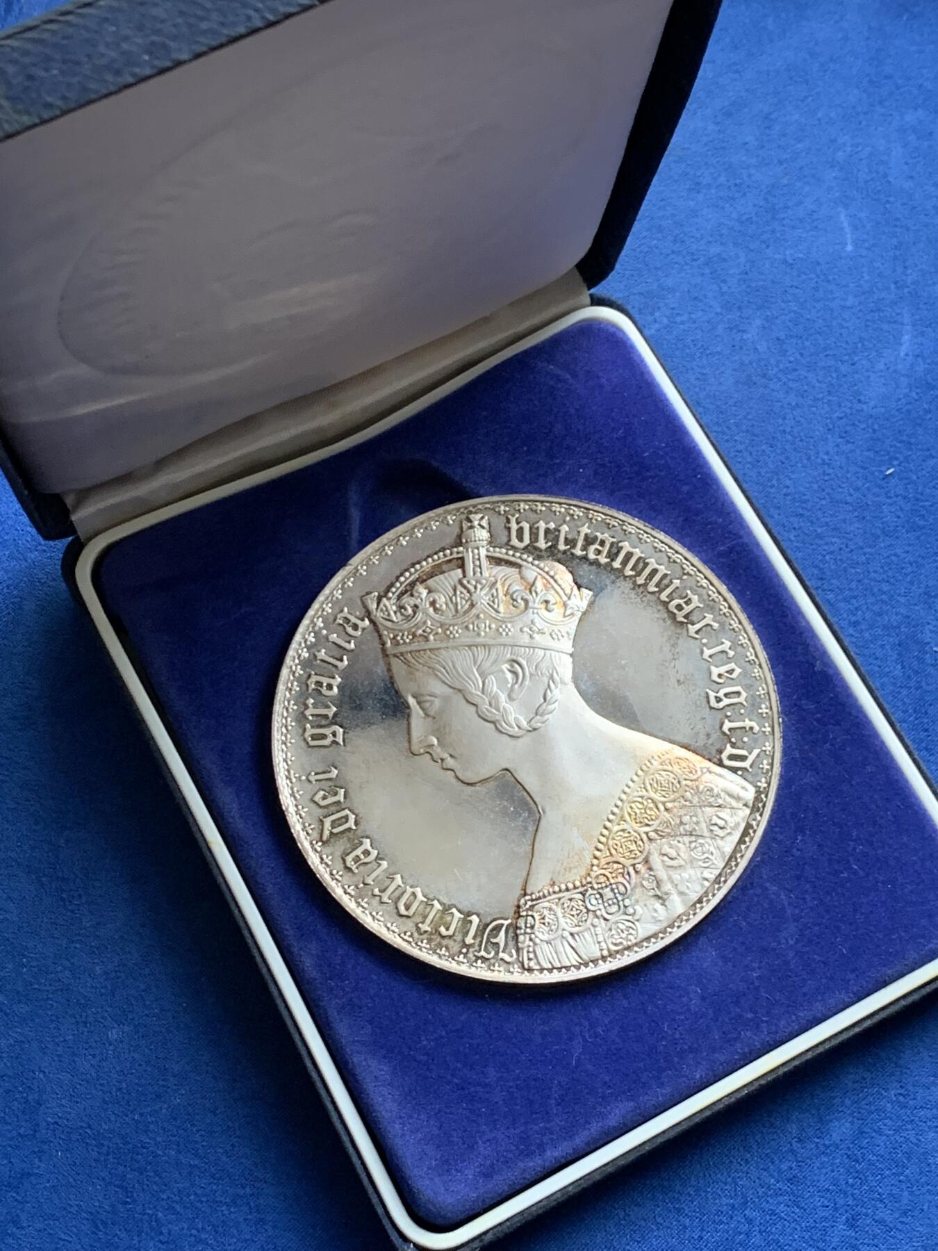 《竞宝斋》第481场 周日，周一 2场连拍 （全场包邮）20级店铺 欢迎送拍 英国哥特克朗型镀银铜质巨型章 378克 86.5mm 带盒