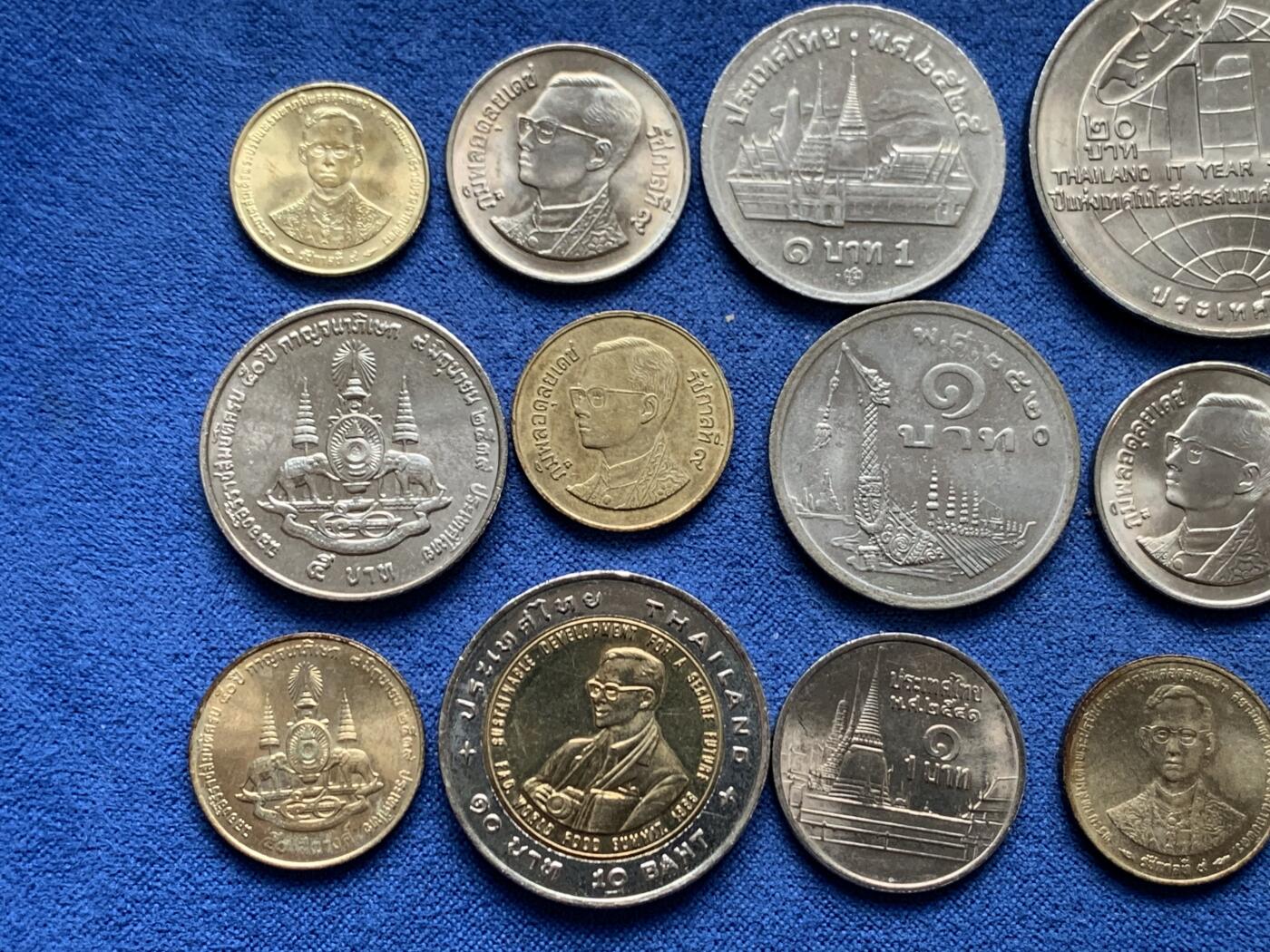 《竞宝斋》第481场 周日，周一 2场连拍 （全场包邮）20级店铺 欢迎送拍 19枚一组 泰国硬币 最大一枚20铢为信息技术年纪念币 两枚10铢双色币分别为1998年曼谷亚运会纪念币和1995年FAO纪念币 品相如图