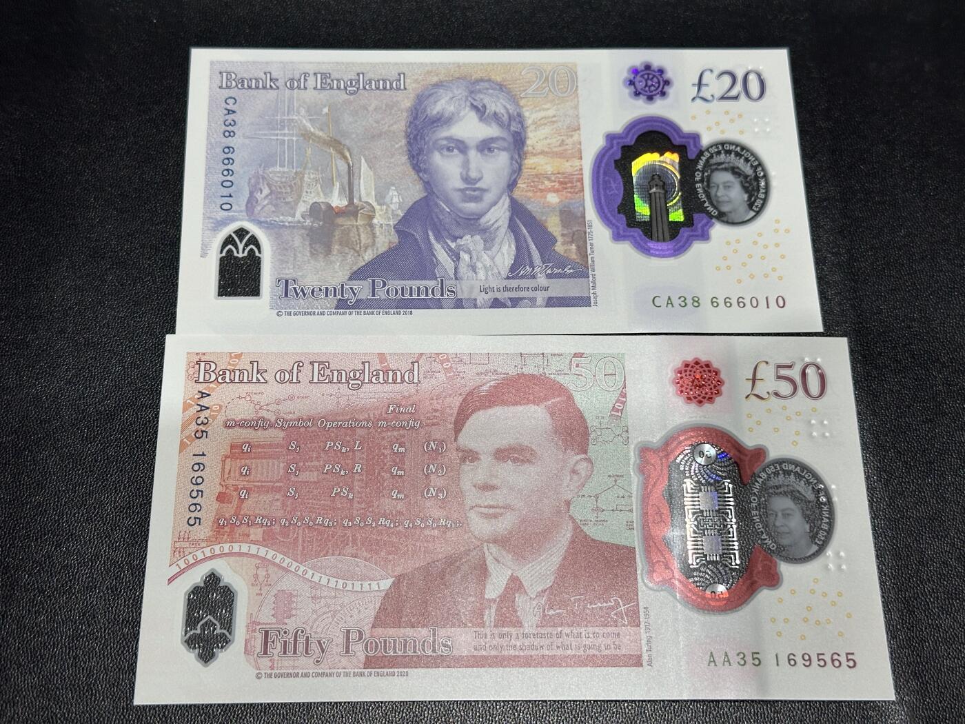 《外钞收藏家》第六百二十八期（精品百拍场）（长期征集拍品、欢迎藏友们联系合作） 英国女王版20和50镑 2张一起 全新UNC