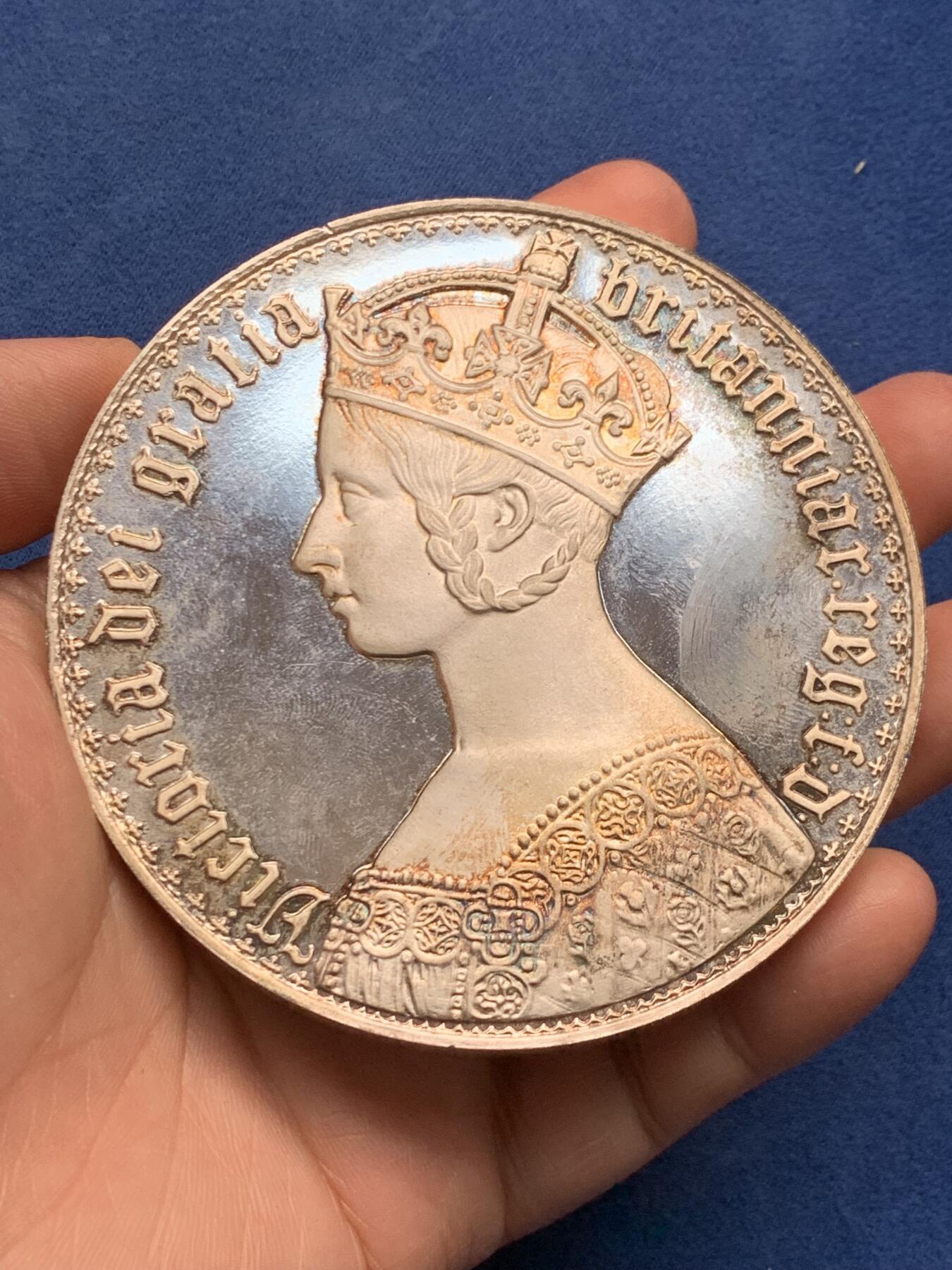 《竞宝斋》第481场 周日，周一 2场连拍 （全场包邮）20级店铺 欢迎送拍 英国哥特克朗型镀银铜质巨型章 378克 86.5mm 带盒