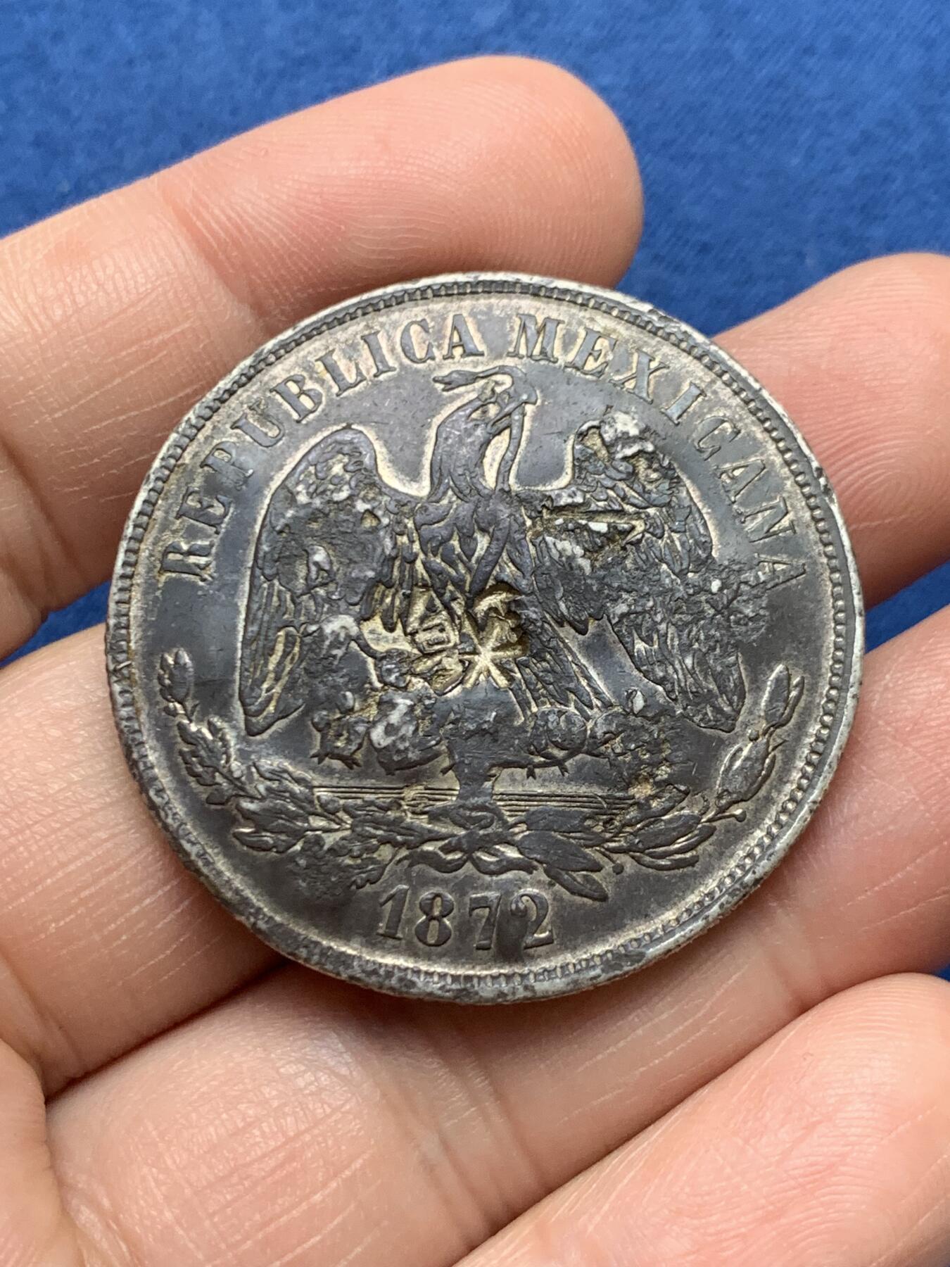 《竞宝斋》第481场 周日，周一 2场连拍 （全场包邮）20级店铺 欢迎送拍 1872年墨西哥天平鹰洋1比索大银币，原味戳记，底板已被戳成弧形，但味道不错。