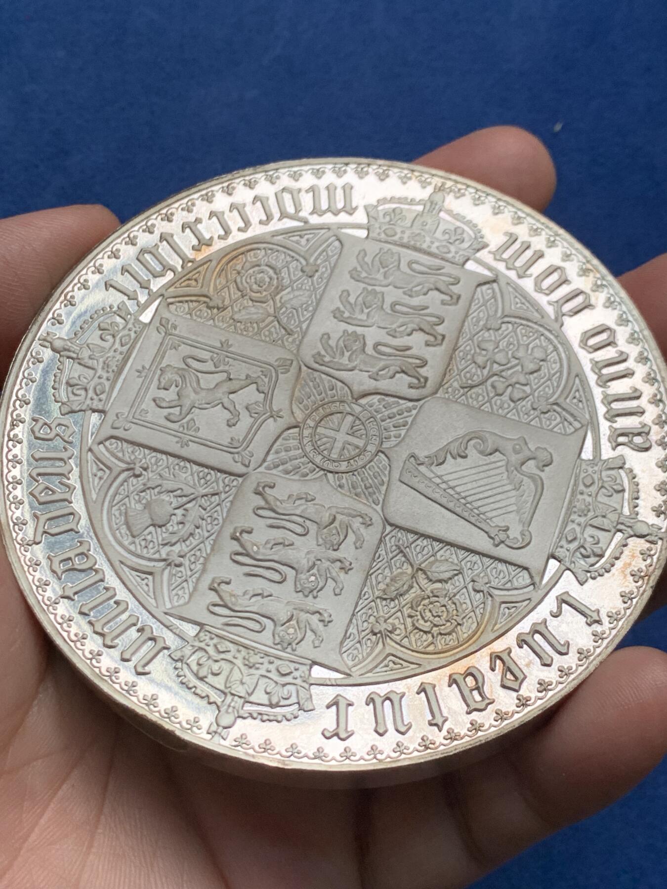 《竞宝斋》第481场 周日，周一 2场连拍 （全场包邮）20级店铺 欢迎送拍 英国哥特克朗型镀银铜质巨型章 378克 86.5mm 带盒