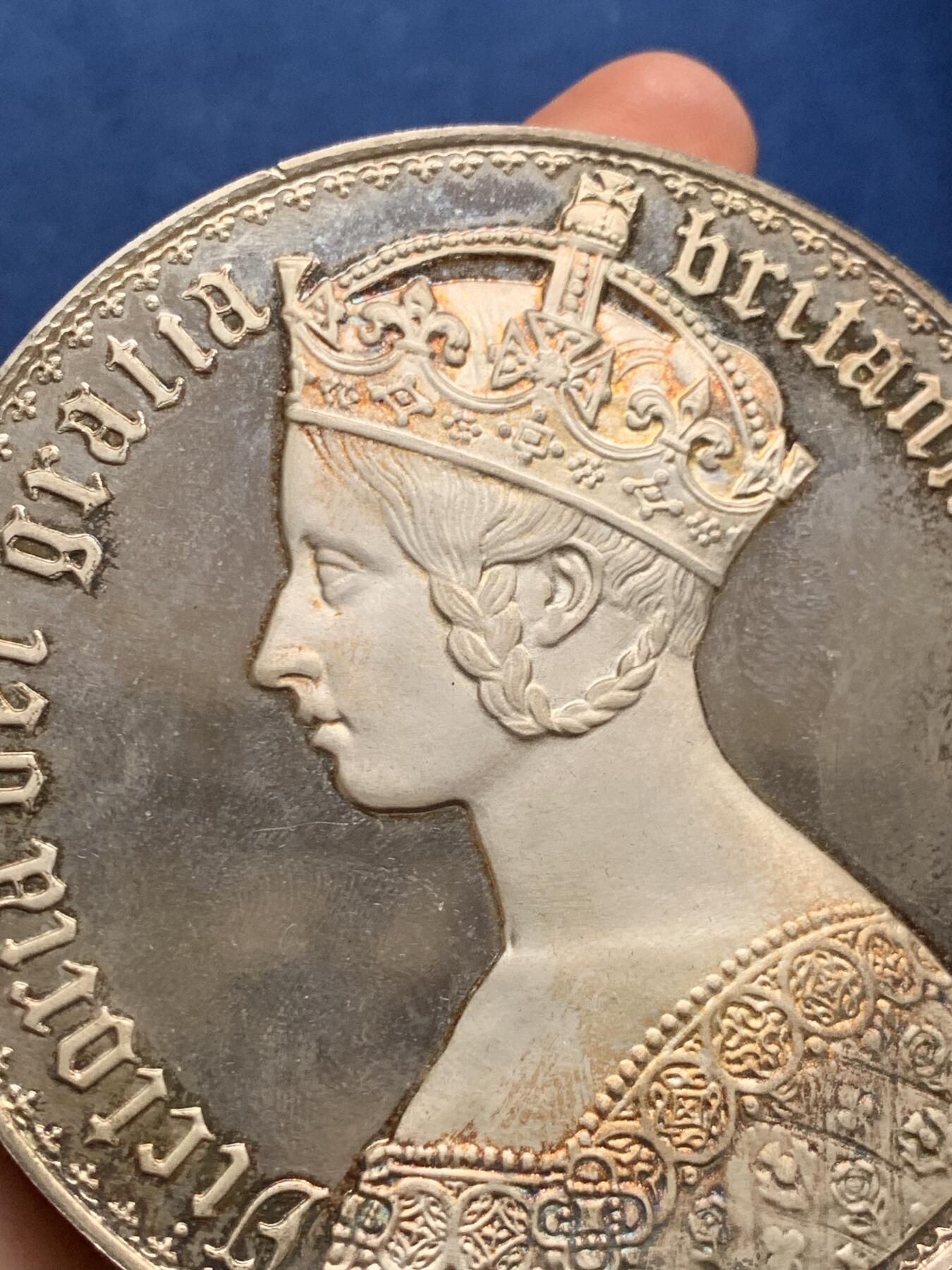 《竞宝斋》第481场 周日，周一 2场连拍 （全场包邮）20级店铺 欢迎送拍 英国哥特克朗型镀银铜质巨型章 378克 86.5mm 带盒