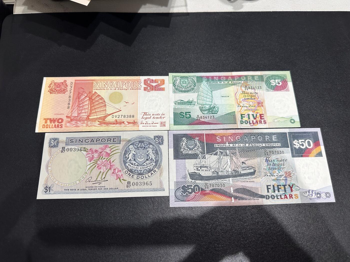 《外钞收藏家》第六百二十八期（精品百拍场）（长期征集拍品、欢迎藏友们联系合作） 新加坡花和船版1-50元 四张一起 非全新 品相如图