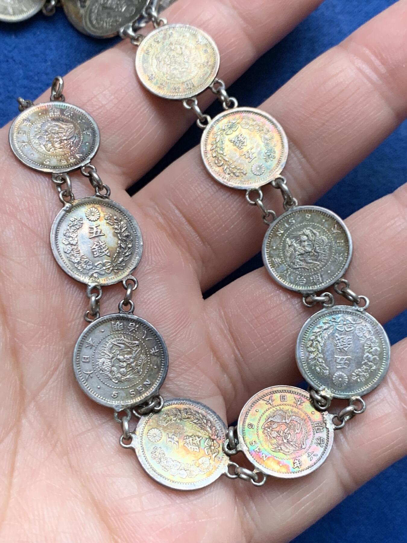 《竞宝斋》第481场 周日，周一 2场连拍 （全场包邮）20级店铺 欢迎送拍 日本明治五钱银币银链（项链）共20枚明治五钱，六年，八年，九年，十年，细节极佳，包浆五彩，极少见。接头别针正常可用，中间有断可修。32.8克。