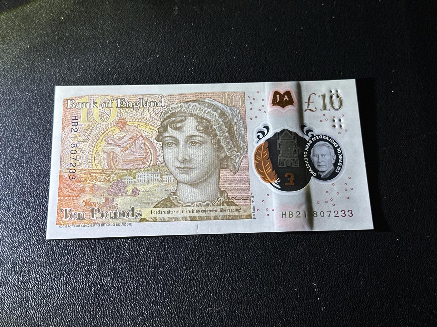 《外钞收藏家》第六百二十八期（精品百拍场）（长期征集拍品、欢迎藏友们联系合作） 英国查尔斯版10镑 全新UNC 尾7233 有视窗有划痕