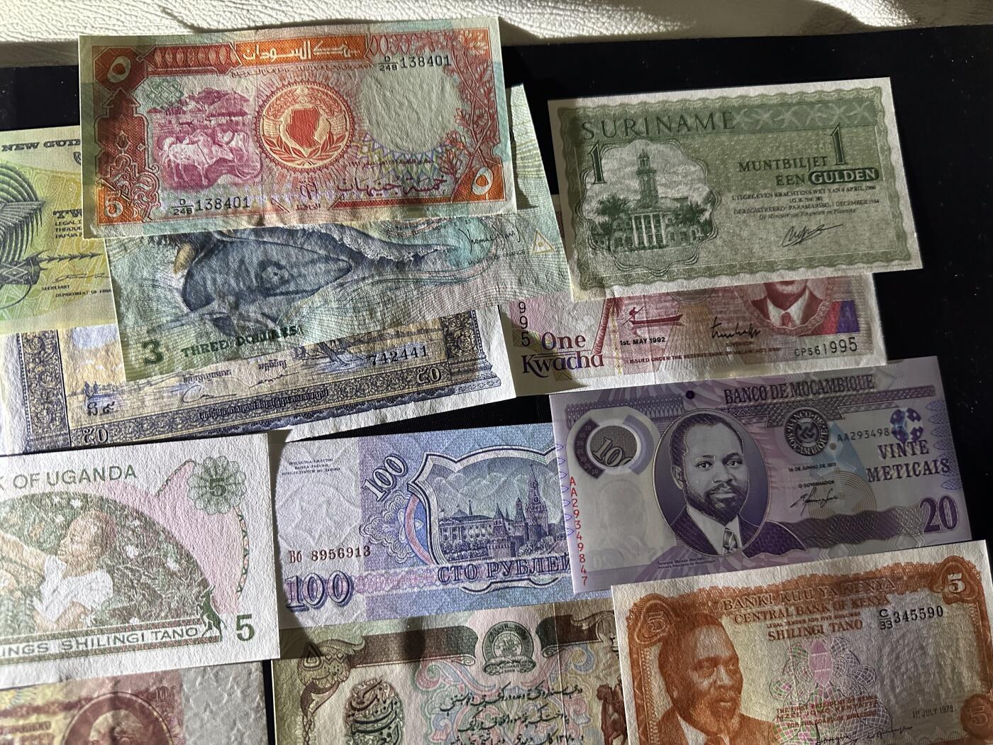 《外钞收藏家》第六百二十八期（精品百拍场）（长期征集拍品、欢迎藏友们联系合作） 几十张精美纸币一起 大部分全新 个别非全新 如图