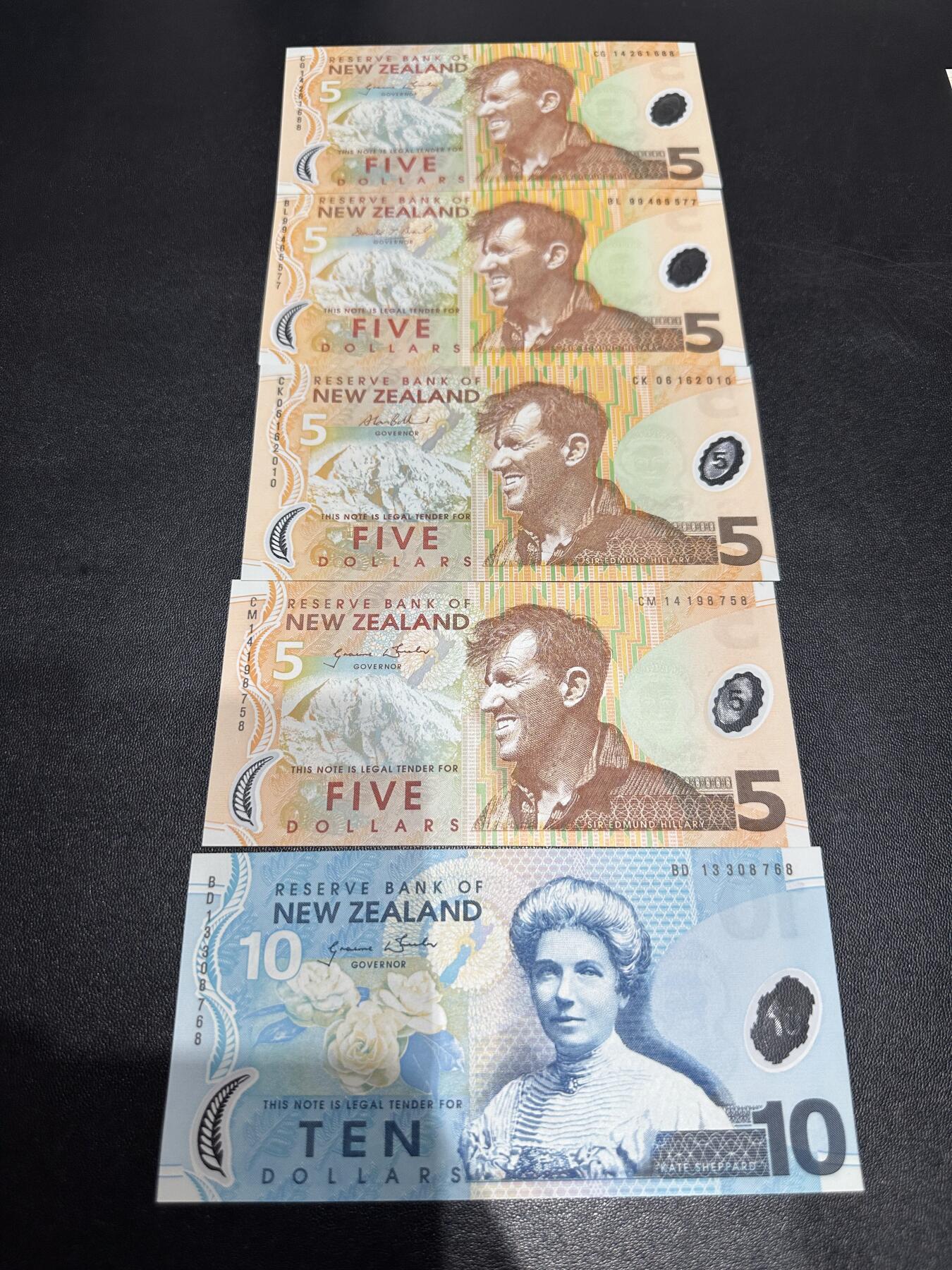 《外钞收藏家》第六百二十八期（精品百拍场）（长期征集拍品、欢迎藏友们联系合作） 新西兰5和10元塑料钞  五张一起 全新UNC